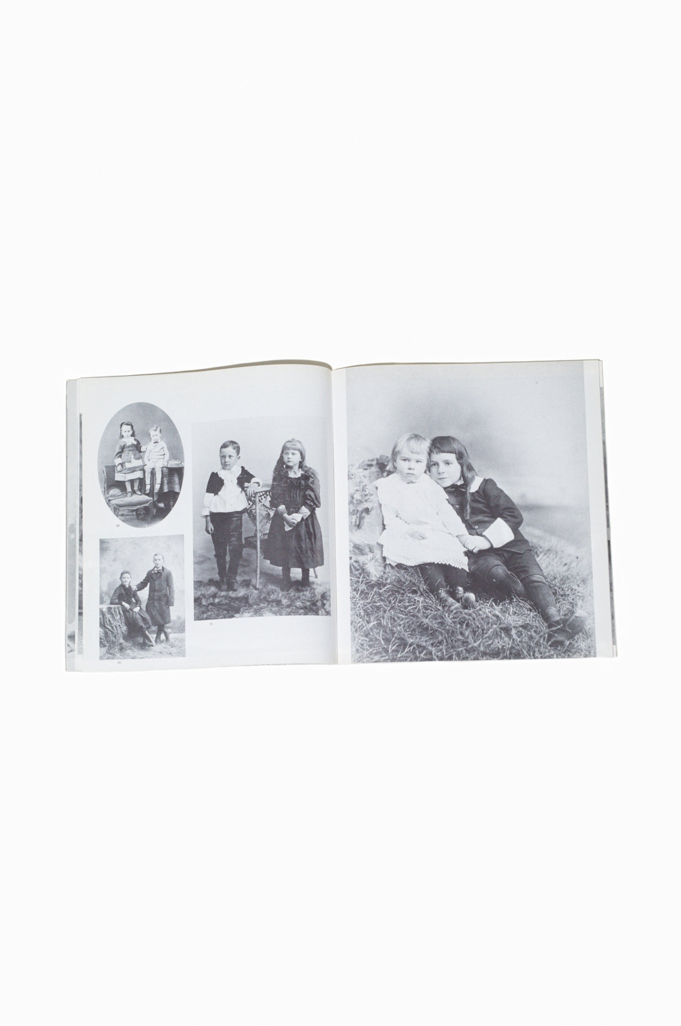 「Children's Fashions on the Past in Photographs」